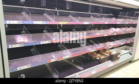 vuoto mensole di carne in un supermercato lidl durante blocco covid 19 panico acquisto nel nord irlanda Foto Stock