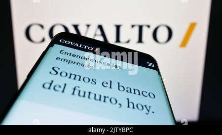 Telefono cellulare con sito web della società bancaria messicana Banco Covalto S.A. sullo schermo di fronte al logo aziendale. Messa a fuoco in alto a sinistra del display del telefono. Foto Stock