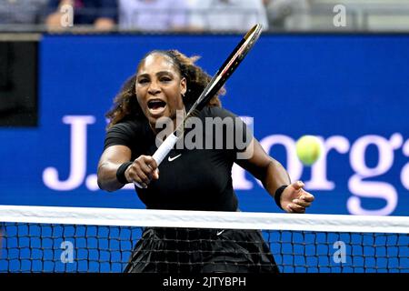 Queens, New York, Stati Uniti. 01st Set, 2022. **NO NY NEWSPAPERS** Serena Williams (USA) restituisce una palla contro Lucie Hradecka (CZE) e Linda Noskova (CZE) durante la loro partita doppia durante gli US Open 2022 presso l'USTA Billie Jean King National Tennis Center il 1 settembre 2022 a Queens, New York City. Credit: Mpi04/Media Punch/Alamy Live News Foto Stock