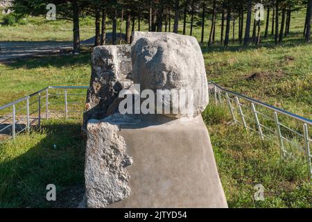 La scultura a testa di leone a Hattusa è un'antica città situata vicino alla moderna Bogazkale, nella provincia di Corum, nella regione turca del Mar Nero. Foto Stock