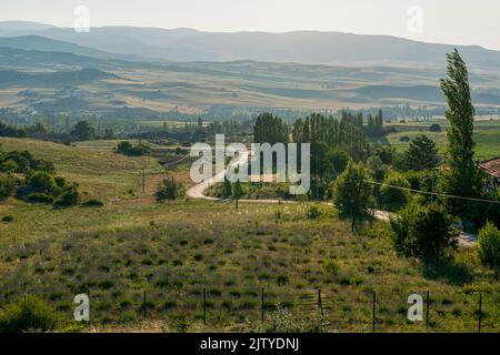Vista sulle montagne e sulla strada da Yazilikaya. Corum, Turchia. Foto Stock