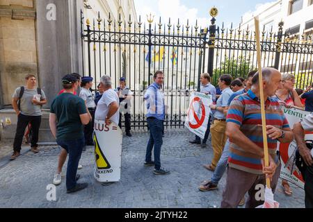 L'immagine mostra un'azione di protesta da parte degli agricoltori locali contro la rete ad alta tensione di Ventilus nella residenza del governatore delle Fiandre Occidentali a Brugge venerdì 02 settembre 2022. Per anni, diversi comuni hanno assistito a proteste contro il progetto Ventilus, una nuova linea ad alta tensione nelle Fiandre Occidentali destinata a portare a terra l'energia eolica offshore. Ventilus passa in parte attraverso linee ad alta tensione esistenti, ma include anche chilometri di nuove linee aeree, in parallelo alla via alta E403. I sindaci dei comuni coinvolti e una serie di gruppi d'azione stanno lavorando per tirare il Foto Stock