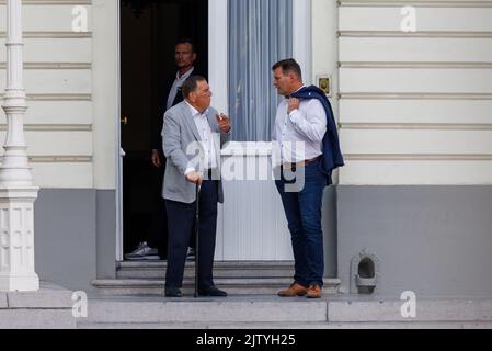 Il sindaco di Ardoie Carlos Kallens e il sindaco di Wingene, Lieven Huys, hanno illustrato nel corso di un'azione di protesta da parte degli agricoltori locali contro la rete ad alta tensione di Ventilus nella residenza del governatore delle Fiandre Occidentali a Brugge venerdì 02 settembre 2022. Per anni, diversi comuni hanno assistito a proteste contro il progetto Ventilus, una nuova linea ad alta tensione nelle Fiandre Occidentali destinata a portare a terra l'energia eolica offshore. Ventilus passa in parte attraverso linee ad alta tensione esistenti, ma include anche chilometri di nuove linee aeree, in parallelo alla via alta E403. I sindaci dei comuni coinvolti un Foto Stock