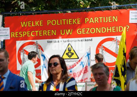 L'immagine mostra un'azione di protesta da parte degli agricoltori locali contro la rete ad alta tensione di Ventilus nella residenza del governatore delle Fiandre Occidentali a Brugge venerdì 02 settembre 2022. Per anni, diversi comuni hanno assistito a proteste contro il progetto Ventilus, una nuova linea ad alta tensione nelle Fiandre Occidentali destinata a portare a terra l'energia eolica offshore. Ventilus passa in parte attraverso linee ad alta tensione esistenti, ma include anche chilometri di nuove linee aeree, in parallelo alla via alta E403. I sindaci dei comuni coinvolti e una serie di gruppi d'azione stanno lavorando per tirare il Foto Stock