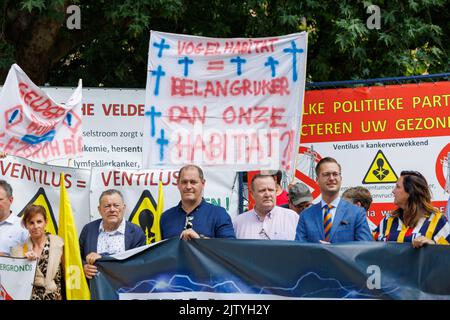 L'immagine mostra un'azione di protesta da parte degli agricoltori locali contro la rete ad alta tensione di Ventilus nella residenza del governatore delle Fiandre Occidentali a Brugge venerdì 02 settembre 2022. Per anni, diversi comuni hanno assistito a proteste contro il progetto Ventilus, una nuova linea ad alta tensione nelle Fiandre Occidentali destinata a portare a terra l'energia eolica offshore. Ventilus passa in parte attraverso linee ad alta tensione esistenti, ma include anche chilometri di nuove linee aeree, in parallelo alla via alta E403. I sindaci dei comuni coinvolti e una serie di gruppi d'azione stanno lavorando per tirare il Foto Stock