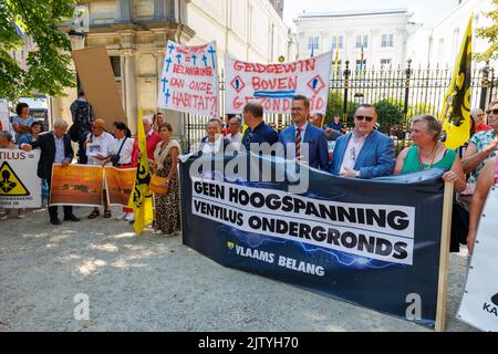 L'immagine mostra un banner di Vlaams Belang, durante un'azione di protesta da parte di agricoltori locali contro la rete ad alta tensione Ventilus nella residenza del governatore delle Fiandre Occidentali a Brugge venerdì 02 settembre 2022. Per anni, diversi comuni hanno assistito a proteste contro il progetto Ventilus, una nuova linea ad alta tensione nelle Fiandre Occidentali destinata a portare a terra l'energia eolica offshore. Ventilus passa in parte attraverso linee ad alta tensione esistenti, ma include anche chilometri di nuove linee aeree, in parallelo alla via alta E403. I sindaci dei comuni coinvolti e un certo numero di atti Foto Stock