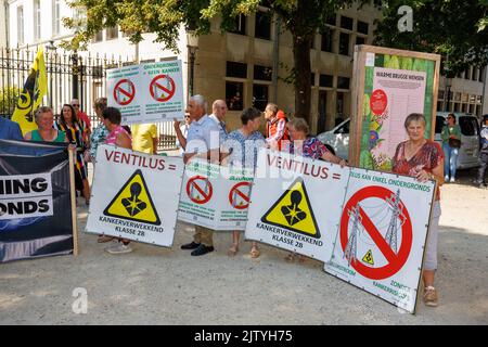 L'immagine mostra un'azione di protesta da parte degli agricoltori locali contro la rete ad alta tensione di Ventilus nella residenza del governatore delle Fiandre Occidentali a Brugge venerdì 02 settembre 2022. Per anni, diversi comuni hanno assistito a proteste contro il progetto Ventilus, una nuova linea ad alta tensione nelle Fiandre Occidentali destinata a portare a terra l'energia eolica offshore. Ventilus passa in parte attraverso linee ad alta tensione esistenti, ma include anche chilometri di nuove linee aeree, in parallelo alla via alta E403. I sindaci dei comuni coinvolti e una serie di gruppi d'azione stanno lavorando per tirare il Foto Stock