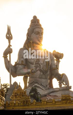 La bella Statua del Signore Shiva, circa 123feet Tall, vicino al Mare di Kannada, Uttara Kannada. Foto Stock