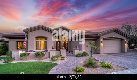 una casa arizona di nuova costruzione al tramonto con un cielo vibrante Foto Stock