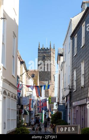 Una graziosa stradina a Dartmouth con sullo sfondo la Chiesa di San Salvatore. Foto Stock