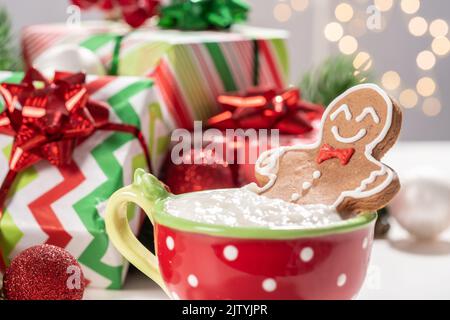 Biscotto di pan di zenzero in un cioccolato caldo. Foto Stock