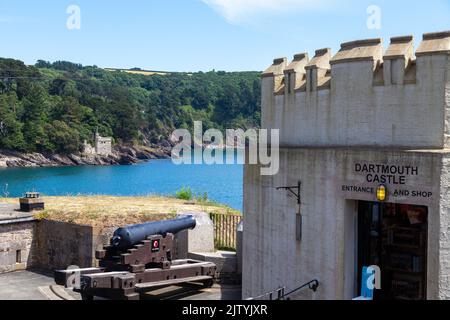 Castello di Dartmouth e cannoni che si affacciano sul Castello di Kingswear, Devon, Inghilterra Foto Stock