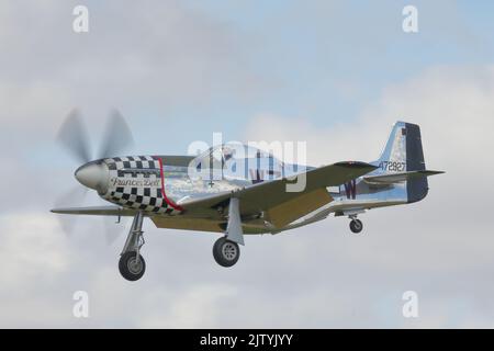 North American Mustang P-51D 'Frances dell' arrivo al Royal International Air Tattoo RIAT 2022 a RAF Fairford, Regno Unito Foto Stock