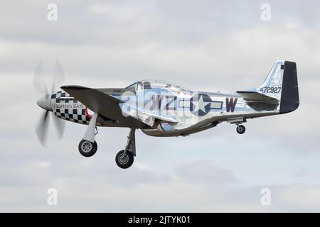 North American Mustang P-51D 'Frances dell' arrivo al Royal International Air Tattoo RIAT 2022 a RAF Fairford, Regno Unito Foto Stock