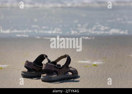 sandali abbandonati sulla spiaggia Foto Stock