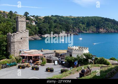 Guardando dal Castello di Dartmouth alla foce del porto di Dartmouth e Kingswear Castle, Devon, Inghilterra. Foto Stock