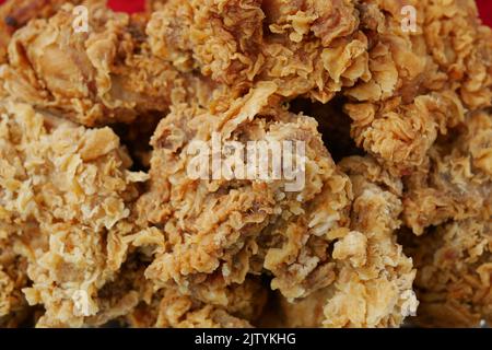 dettaglio di filetti di pollo fritti sul piatto Foto Stock