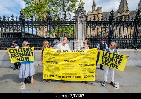 Londra, Regno Unito. 2nd Set, 2022. I manifestanti hanno utilizzato serrature per biciclette per attaccarsi ai cancelli del Parlaiment - persone con striscioni in piedi in sostegno come sono arrestati. La ribellione di estinzione chiede al parlamento di "lasciare decidere il popolo”. XR torna con una protesta al di fuori e all'interno del Parlamento. Credit: Guy Bell/Alamy Live News Foto Stock