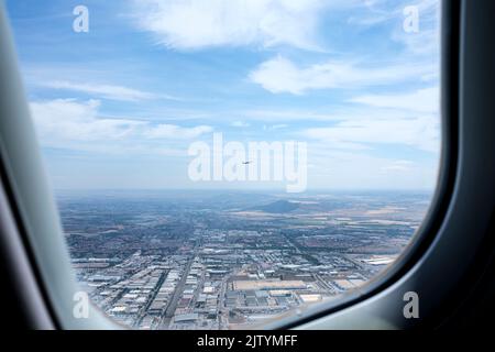 Guardando attraverso la finestra dall'interno della cabina mentre si viaggia in aereo da Madrid a granada, su un aereo Bombardier CRJ1000, Spagna Foto Stock