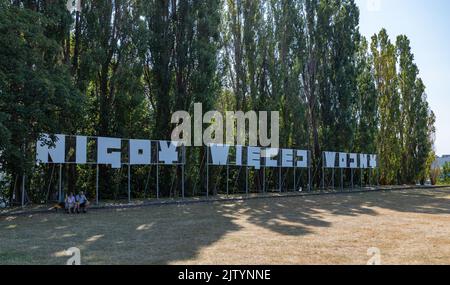 Un'immagine del segno polacco che recita "No More War" in Westerplatte. Foto Stock