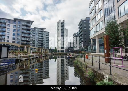 Vista verso Clarence House, Leeds Dock, uno sviluppo misto con negozi, uffici e strutture per il tempo libero presso il fiume Aire, Leeds, West Yorkshire, Regno Unito. Foto Stock