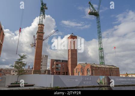 Gli uffici della Tower Works e il sito residenziale sono in costruzione (agosto 2021) dall'altra parte del fiume Aire, Leeds, West Yorkshire, Regno Unito. Foto Stock