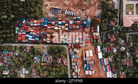 Una vista dall'alto di camion colorati in un villaggio Foto Stock
