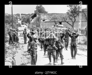 WW2 Surrender Normandia forze militari naziste dell'esercito tedesco che si arrendono con le mani sulla testa a Saint-Lambert-sur-Dive Normandia Francia. La Wehrmacht fu l'esercito unificato della Germania nazista dal 1935 al 1945 Data 21 Agosto 1944 seconda Guerra Mondiale Foto Stock