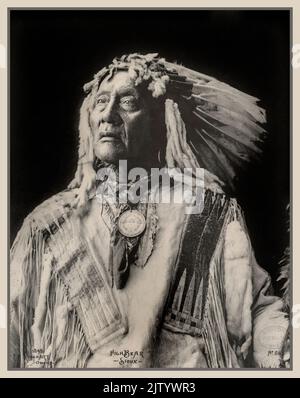 High Bear, Sioux North American nativo etnico indigeno sioux Tribe fotografo: Rinehart, F. A. (Frank A.) 1898 1 stampa fotografica : stampe platino; Fotografie di ritratti indiani del Nord America; Dakota Indiani; Trans-Mississippi ed esposizione internazionale (1898 : Omaha, Nebraska USA.) Foto Stock
