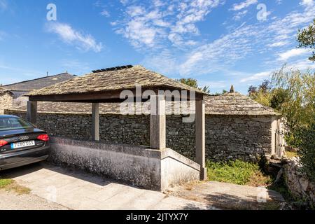 Boveda de Mera, Spagna. Lavadoiro tradizionale (locale di lavaggio pubblico) in questo piccolo villaggio della Galizia Foto Stock