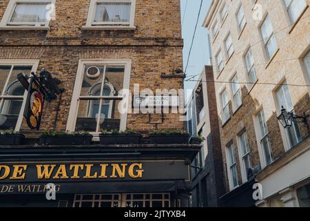 Londra, Regno Unito - 26 agosto 2022: Vista dall'angolo basso di un cartello con il nome di una strada su un edificio in Watling Street nella City of London, il famoso di finanziario di Londra Foto Stock