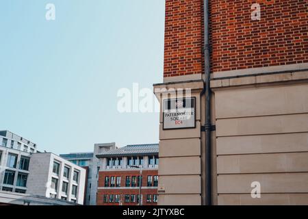 Londra, Regno Unito - 26 agosto 2022: Vista da basso angolo di un cartello con il nome di una strada su un edificio in Paternoster Square nella City of London, la famosa finanza londinese Foto Stock