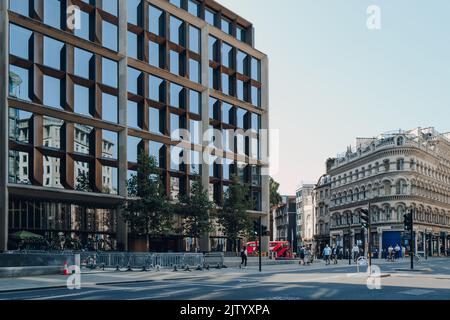 Londra, Regno Unito - 26 agosto 2022: Vista di Queen Victoria Street nella City of London, il famoso quartiere finanziario della capitale. Foto Stock