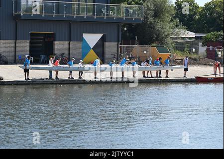 Il Falcon Rowing and Canoismo Club si trova sulle rive del Tamigi, a valle del centro della città. Un gruppo di bambini preparano una barca per le eights per it Foto Stock