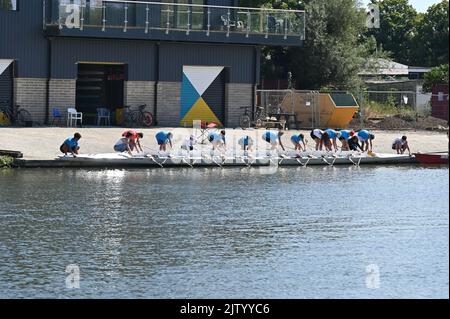 Il Falcon Rowing and Canoismo Club si trova sulle rive del Tamigi, a valle del centro della città. Un gruppo di bambini preparano una barca per le eights per it Foto Stock