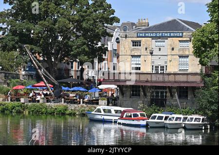 Il Head of the River Public House sorge sul Tamigi, accanto al Folly Bridge, nella città di Oxford Foto Stock