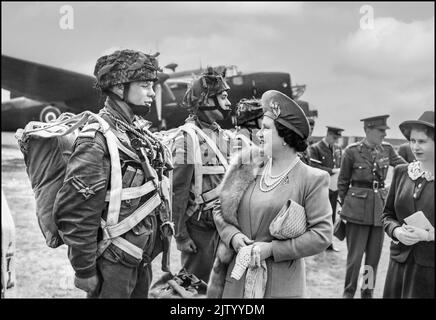 1944 Famiglia reale WW2 la Regina e la Principessa Elisabetta parlano con i paracadutisti di fronte a un aereo Halifax durante un tour delle forze aeree prima del D-Day, 19 maggio 1944 D-Day, sbarco in Normandia 1944, Europa nordoccidentale, seconda guerra mondiale Foto Stock