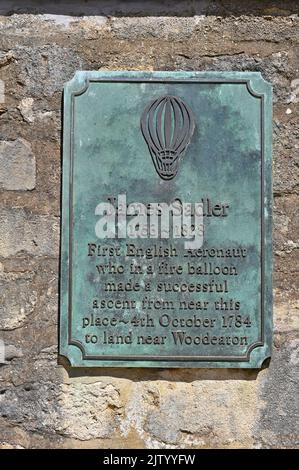 Targa commemorativa a James Sadler, balloonista, Christ Church Meadow, Oxford Foto Stock