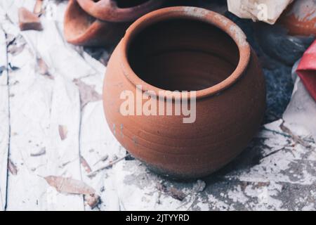 Primo piano di vaso di argilla non smaltata di recente - può essere utilizzato come contenitore d'acqua, acquario di pesce, cottura o piantatura di fiori, erbe e verdure. Foto Stock