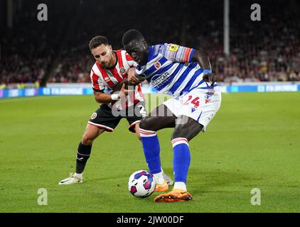 File foto datata 30-08-2022 del difensore della lettura Naby Sarr (a destra), che potrebbe perdere la visita di Stoke nel Campionato Sky Bet Domenica. Data di emissione: Venerdì 2 settembre 2022. Foto Stock