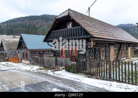 Casa popolare dipinta, UNESCO villaggio Cicmany in Slovacchia Foto Stock