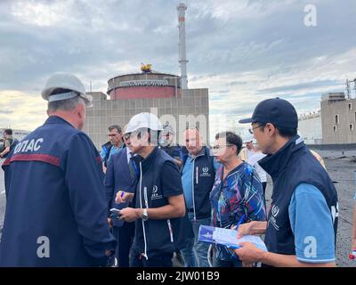 Enerhodar, Ucraina. 02nd Set, 2022. Direttore generale dell'AIEA Rafael grossi, centro, e membri della missione di supporto e assistenza dell'AIEA all'arrivo alla centrale nucleare di Zaporizhzhia, 2 settembre 2022 a Enerhodar, Ucraina. Credit: AIEA Mission/AIEA Imagebank/Alamy Live News Foto Stock