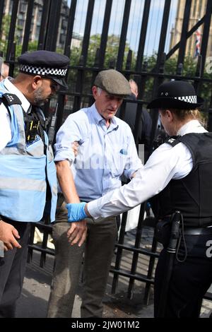 Londra, Regno Unito. 2nd Set, 2022. I membri della ribellione di estinzione usano serrature a D per biciclette per bloccarsi intorno al collo alle porte delle Camere del Parlamento. All'interno dell'edificio i membri li hanno incollati alla Cattedra del Presidente della Camera dei Comuni. Credit: JOHNNY ARMSTEAD/Alamy Live News Foto Stock