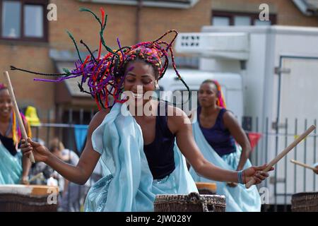 Ingoma Nshya batteristi del Ruanda che suonano il Clifton Street Festival 2022 Foto Stock