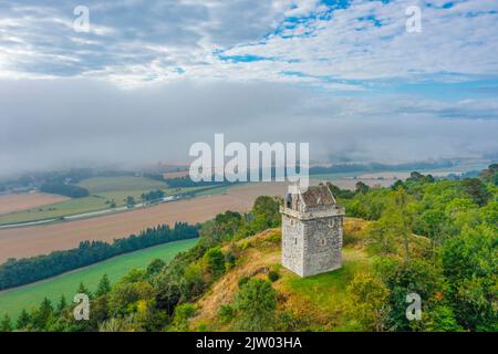 Scottish Borders, Regno Unito. 02nd Set, 2022. 2nd settembre 2022. Regno Unito Scozia meteo. Mentre le calde giornate estive cambiano gradualmente diventano più fresche verso le mattine nebbre autunnali arrivano attraverso le aree dei confini scozzesi. Il PIC mostra il castello di Fatlips, arroccato sulla cima dei Minto Crasgs vicino a Hawick, che si affaccia sui campi e sulle fattorie ricoperte di nebbia e nuvole basse. Questa Torre di confine è stata conosciuta nel corso dei secoli come Castello di Mantoncrake, Castello di Catslick, Castello di Minto, e più affettuosamente come Castello di Fatlips. La ragione del nome Fatlips rimane un mistero con un certo numero di divertenti origi proposti Foto Stock