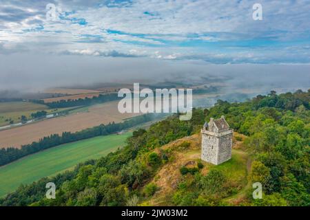 Scottish Borders, Regno Unito. 02nd Set, 2022. 2nd settembre 2022. Regno Unito Scozia meteo. Mentre le calde giornate estive cambiano gradualmente diventano più fresche verso le mattine nebbre autunnali arrivano attraverso le aree dei confini scozzesi. Il PIC mostra il castello di Fatlips, arroccato sulla cima dei Minto Crasgs vicino a Hawick, che si affaccia sui campi e sulle fattorie ricoperte di nebbia e nuvole basse. Questa Torre di confine è stata conosciuta nel corso dei secoli come Castello di Mantoncrake, Castello di Catslick, Castello di Minto, e più affettuosamente come Castello di Fatlips. La ragione del nome Fatlips rimane un mistero con un certo numero di divertenti origi proposti Foto Stock