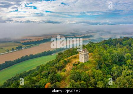 Scottish Borders, Regno Unito. 02nd Set, 2022. 2nd settembre 2022. Regno Unito Scozia meteo. Mentre le calde giornate estive cambiano gradualmente diventano più fresche verso le mattine nebbre autunnali arrivano attraverso le aree dei confini scozzesi. Il PIC mostra il castello di Fatlips, arroccato sulla cima dei Minto Crasgs vicino a Hawick, che si affaccia sui campi e sulle fattorie ricoperte di nebbia e nuvole basse. Questa Torre di confine è stata conosciuta nel corso dei secoli come Castello di Mantoncrake, Castello di Catslick, Castello di Minto, e più affettuosamente come Castello di Fatlips. La ragione del nome Fatlips rimane un mistero con un certo numero di divertenti origi proposti Foto Stock