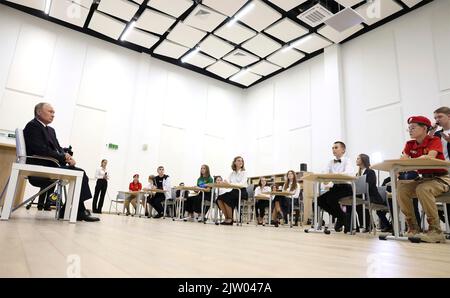 Kaliningrad, Russia. 01st Set, 2022. Il presidente russo Vladimir Putin tiene una lezione aperta con i vincitori delle competizioni culturali, scientifiche e sportive degli studenti al Museo e Teatro complesso educativo, 1 settembre 2022 a Kaliningrad, Russia. Credit: Gavriil Grigorov/Kremlin Pool/Alamy Live News Foto Stock