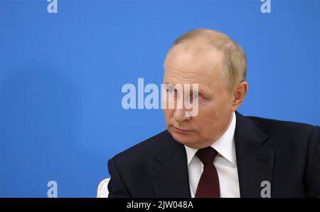 Kaliningrad, Russia. 01st Set, 2022. Il presidente russo Vladimir Putin ascolta uno studente durante una lezione aperta con i vincitori delle competizioni culturali, scientifiche e sportive presso il Museo e Teatro del complesso educativo, 1 settembre 2022 a Kaliningrad, Russia. Credit: Gavriil Grigorov/Kremlin Pool/Alamy Live News Foto Stock