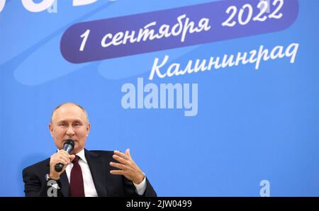 Kaliningrad, Russia. 01st Set, 2022. Il presidente russo Vladimir Putin tiene una lezione aperta con i vincitori delle competizioni culturali, scientifiche e sportive degli studenti al Museo e Teatro complesso educativo, 1 settembre 2022 a Kaliningrad, Russia. Credit: Gavriil Grigorov/Kremlin Pool/Alamy Live News Foto Stock